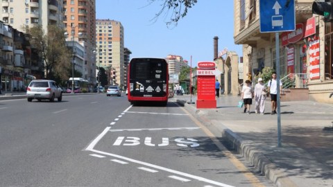 Avtobus zolaqlarında maşınlara minib-düşə bilərik - VİDEO