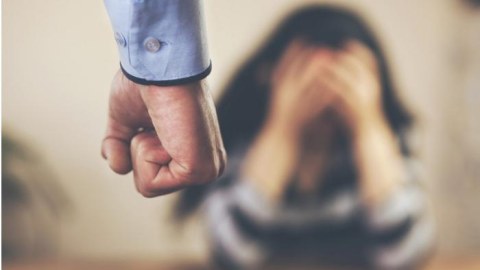 Bakıda kişi onu işə yola salmayan arvadını DÖYDÜ