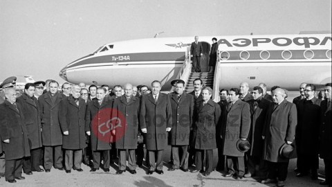Bir şəklin tarixçəsi: Heydər Əliyevi Moskvaya yola salan rəhbərlərin NARAHATLIĞI...