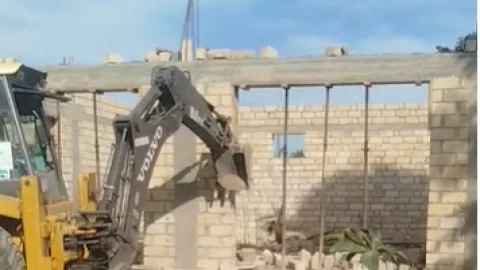 Daha bir sənədsiz tikili söküldü - VİDEO