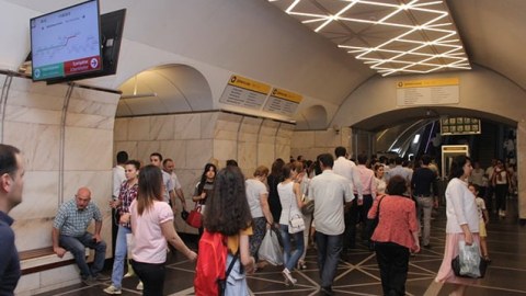 Metroda azyaşlıya qeyri-etik hərəkətlər etdi - Həbs olundu