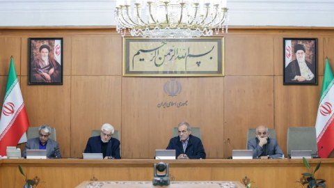 Pezeşkian hökumət rəsmilərini topladı