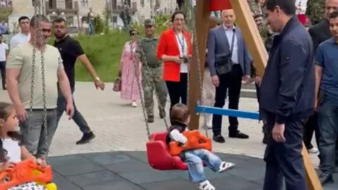 Hikmət Hacıyev Şuşanın balaca sakinləri ilə - VİDEO