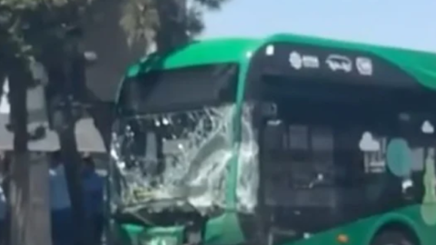 "BakuBus"la mikroavtobus toqquşdu&nbsp;- 1 nəfər sıxılmış vəziyyətdə qaldı