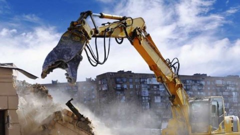 Ev dağıdan ekskavator sürücüsü&nbsp;azadlığa buraxıldı
