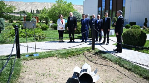 Prezident Mingəçevirdə İES-ə atılan raketin düşdüyü ərazidə&nbsp;- FOTOLAR