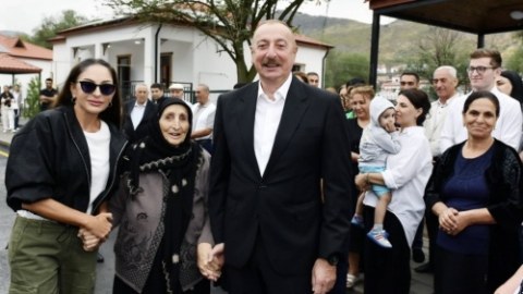 Xaqan ünvanlı LİDER