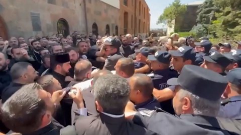 İrəvanda gərginlik: polislər keşişin evinə basqın etdi - VİDEO