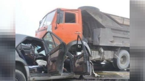 Masallıda minik maşını "KamAZ"la toqquşdu&nbsp;- Ölən və yaralılar var