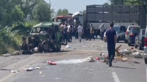 Şabranda iki yük maşını toqquşdu&nbsp;- Sürücü öldü
