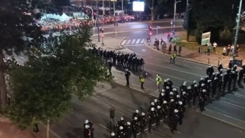Belqradda etirazlar -&nbsp;48 polis yaralandı