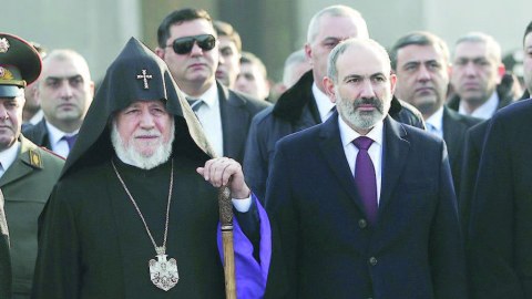 Azərbaycanlı deputat Paşinyanı ALQIŞLADI