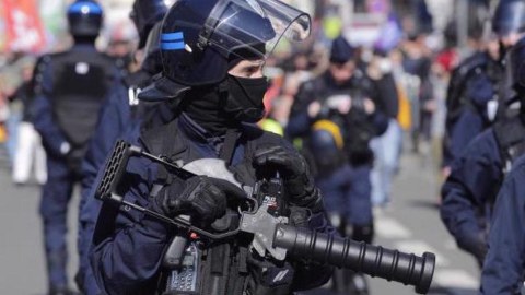 Fransa polisi mülki şəxsləri öldürür