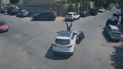 Motosikletçiyə yol vermədi, qəzaya səbəb oldu&nbsp;- VİDEO