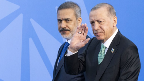 Özü getmir, Fidanı göndərir