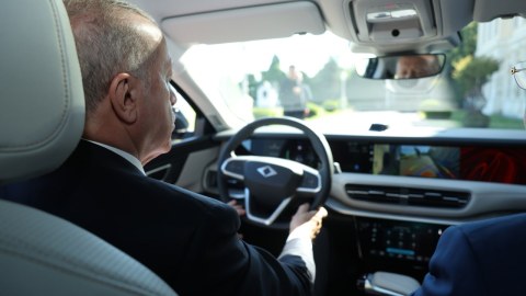 Ərdoğan yeni model elektromobili sınaqdan keçirdi - FOTO