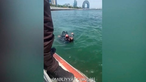 Bulvarda dənizə düşən qadın&nbsp;xilas edildi - VİDEO