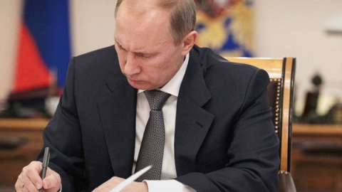 Putin işdən çıxardığı nazirin yerinə təyinat etdi