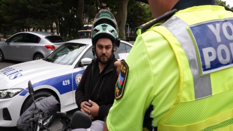 Yol polisi motokuryerlərə nəzarəti gücləndirdi