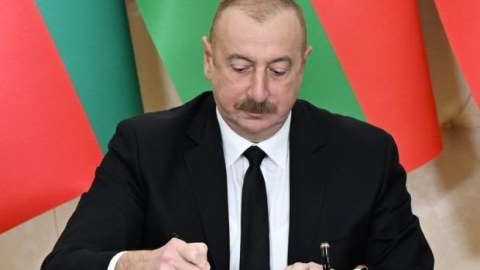 Prezident onlara&nbsp;diplomatik rütbələr verdi - SİYAHI