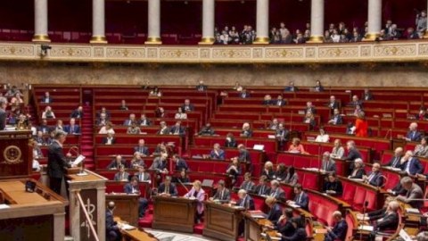 Fransada üç deputat&nbsp;İSTEFA VERDİ