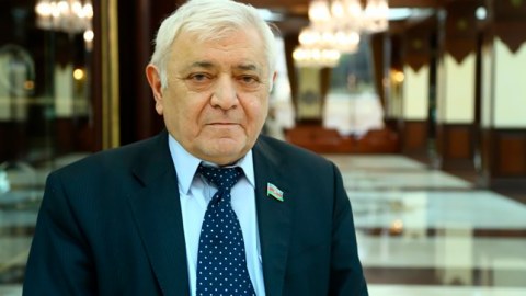 Deputat ailəsi ilə Ağdama köçmək istəyir