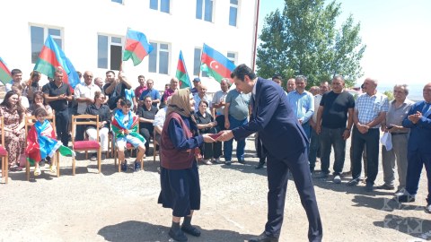 Xocalının Təzəbinə kəndinə köçən ailələrə&nbsp;evlərinin açarları verildi - FOTO