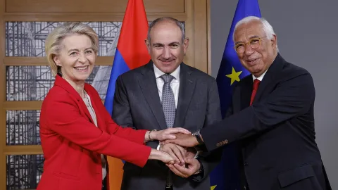 Paşinyan Avropadakı üçtərəfli görüşdən razı qalıb