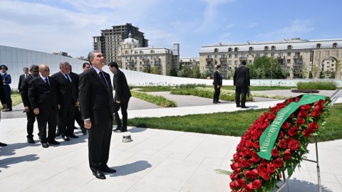 Qurbanqulu Berdiməhəmmədov Zəfər parkında - FOTOLAR