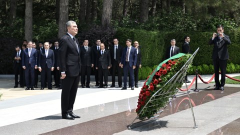 Berdiməhəmmədov Heydər Əliyevin məzarını ziyarət etdi