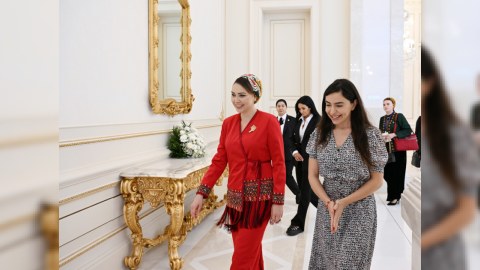Berdiməhəmmədovun qızı&nbsp;Heydər Əliyev Mərkəzində olub