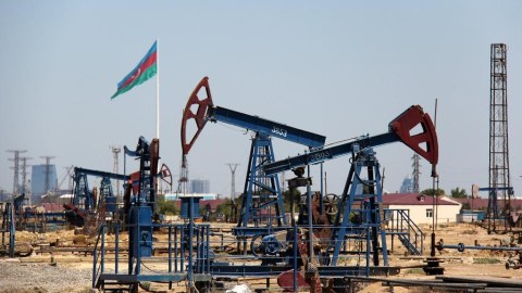 Azərbaycan neftinin qiyməti azalmaqda davam edir