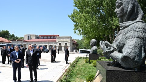 Liderlər Şuşada&nbsp;güllələnmiş heykəllərə baxdılar - GÖRÜNTÜLƏR