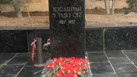 Xocalıda qətlə yetirilən beş yaşlı qızın məzarı açıldı - VİDEO
