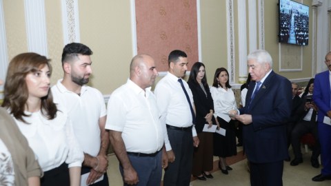 Deputat Ağalar Vəliyev Xaçmazda müəllim və şagirdləri təltif etdi -&nbsp;FOTOLAR