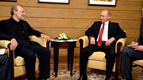Putin Kremldə Laricani ilə görüşdü