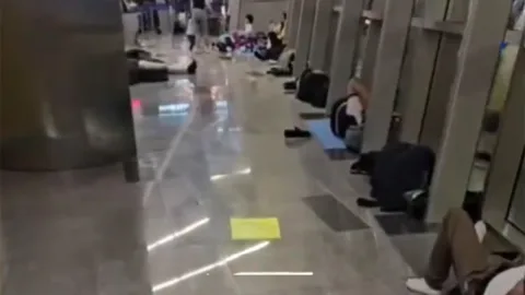 Moskva-Gəncə reysi&nbsp;ləğv edildi: Sərnişinlər aeroportda qaldılar - VİDEO