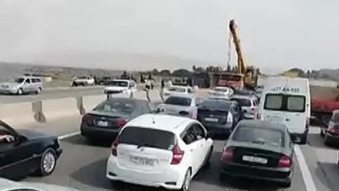 TIR aşdı, taxıl yola dağıldı&nbsp;- VİDEO