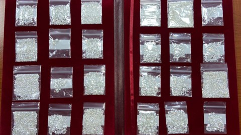 Dubaydan gələn sərnişində 700 karat brilyant aşkarlandı