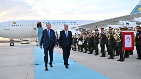Ərdoğan Tokayevi hava limanında qarşıladı