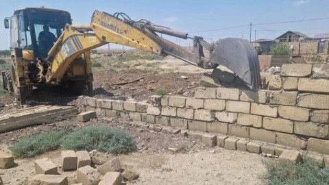 Qaradağda sənədsiz tikili söküldü