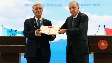 Ərdoğan Tokayevi təltif etdi
