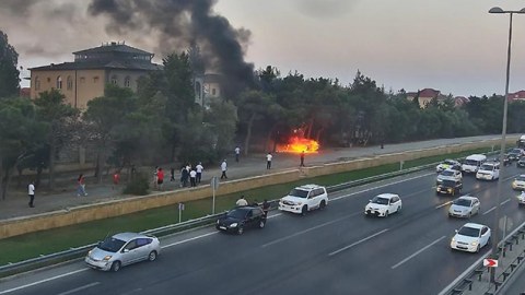 Aeroport yolunda maşın yanır - FOTO