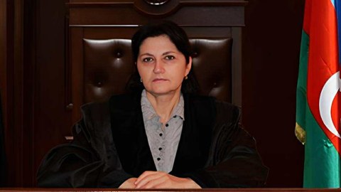 Qadın hakim təqaüdə göndərildi