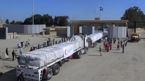 Qəzzada humanitar yük daşıyan maşın aşdı - 20 nəfər öldü