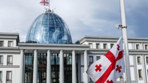Gürcüstanda dövlət bayraqları endirildi