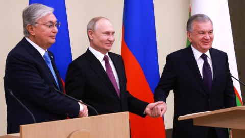 Putin Mirziyoyevlə Tokayevə zəng etdi