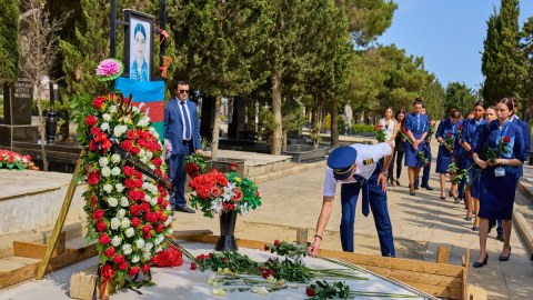 AZAL rəhbərliyi Hökumə Əliyevanın məzarını ziyarət etdi