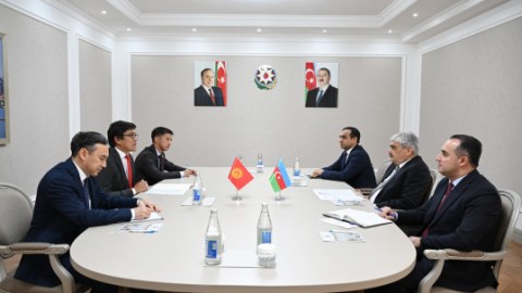 Samir Şərifov qırğız həmkarı ilə görüşdü