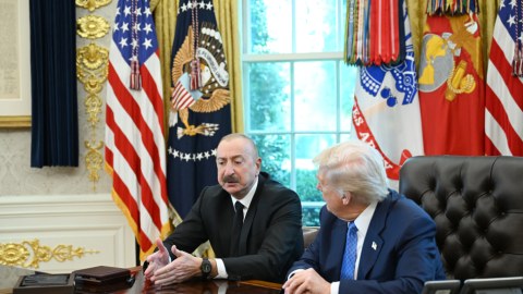 Trampdan İlham Əliyevə xüsusi hədiyyə - FOTO